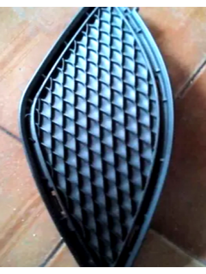 GRADE LATERAL DO PARACHOQUE DIANTEIRO MERCEDES CLA 200 ORIGINAL