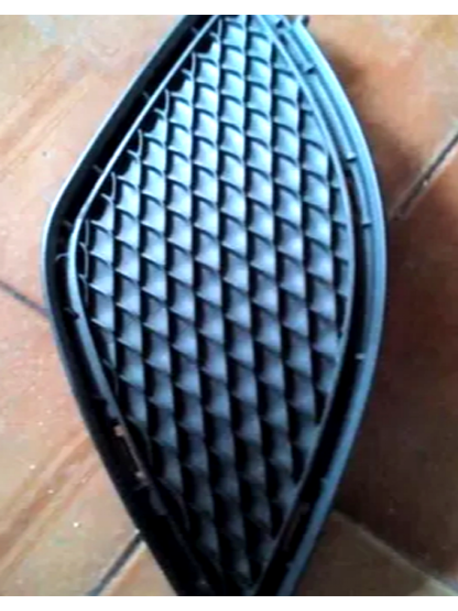 GRADE LATERAL DO PARACHOQUE DIANTEIRO MERCEDES CLA 200 ORIGINAL